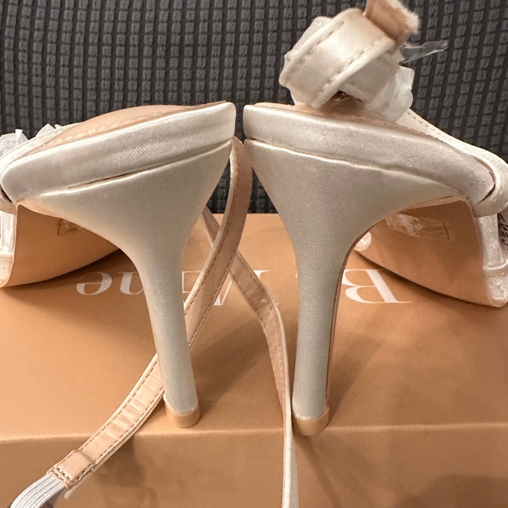 POINTED TOE HEELED PUMPS IN WHITE LACE -NWT - Picture 7 of 13